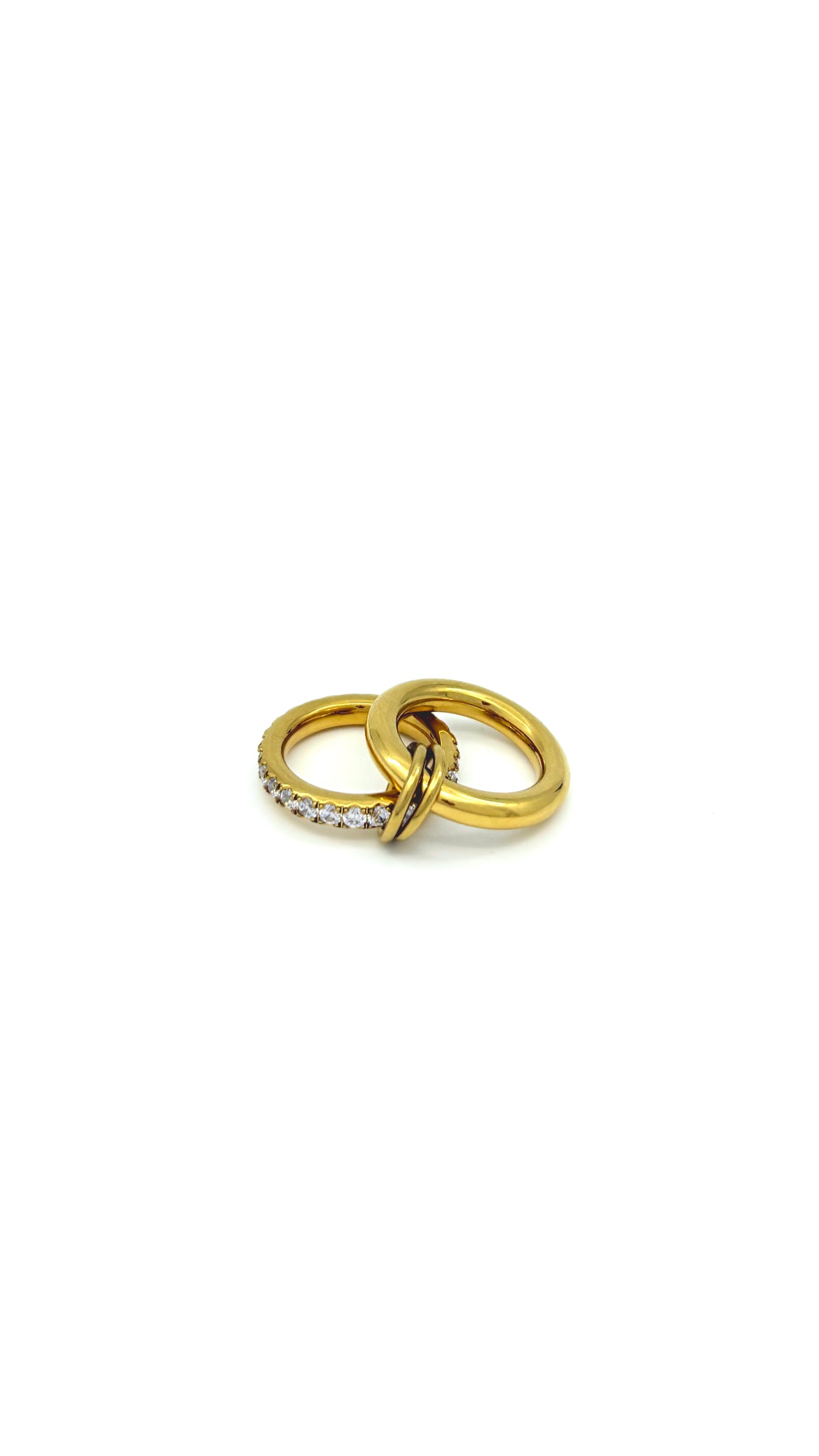 Anello in acciaio inox e Ottone, dorato composto da due fedi spesse, tenute insieme da due anellini dorati, tono su tono.Nichel nei termini di legge. Si può indossare anche a più dita insieme. Foto anello steso 