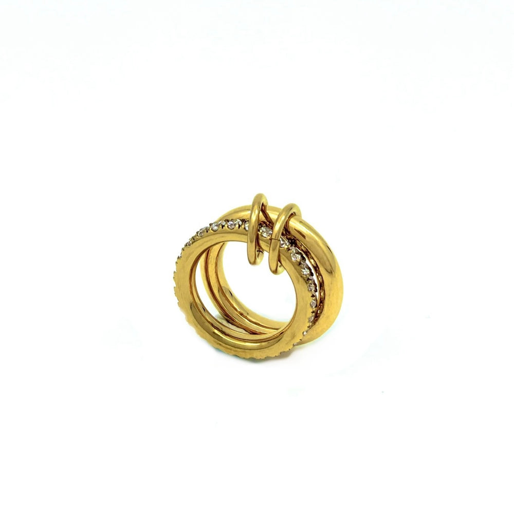 Anello in acciaio inox e Ottone, dorato composto da due fedi spesse, tenute insieme da due anellini dorati, tono su tono.Nichel nei termini di legge. Si può indossare anche a più dita insieme. Foto anello in piedi