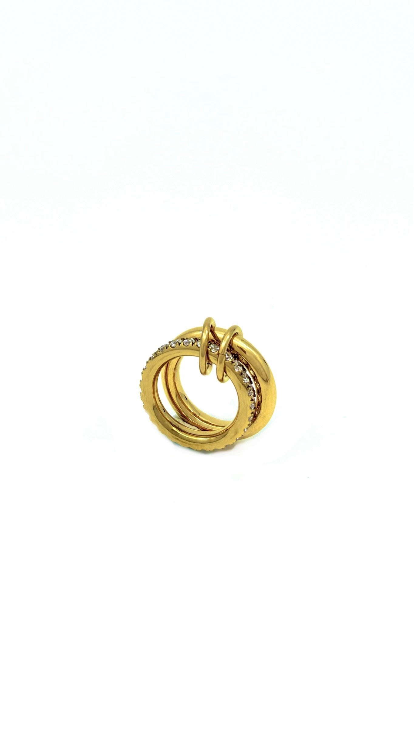 Anello in acciaio inox e Ottone, dorato composto da due fedi spesse, tenute insieme da due anellini dorati, tono su tono.Nichel nei termini di legge. Si può indossare anche a più dita insieme. Foto anello in piedi