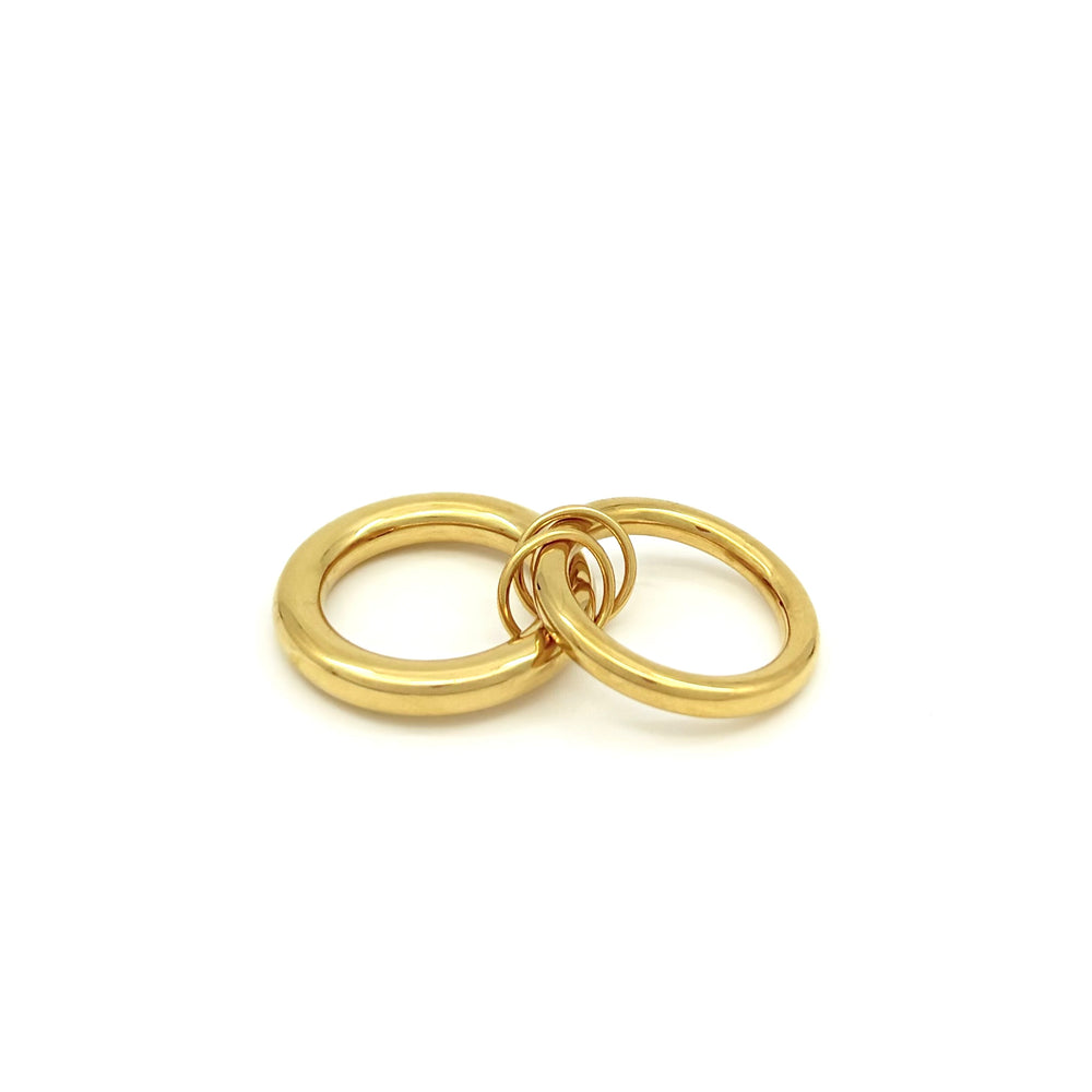 
                  
                    Anello in acciaio inox e Ottone, dorato composto da due fedi spesse, tenute insieme da due anellini oro. Nichel nei termini di legge. Si può indossare anche a più dita insieme.
                  
                