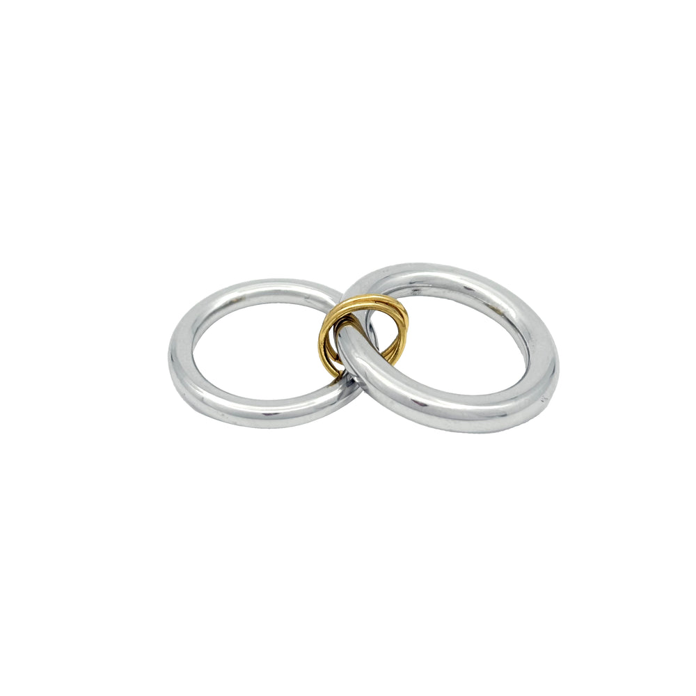 
                  
                    Anello in acciaio inox e Ottone, argentato composto da due fedi spesse, tenute insieme da due anellini oro. Nichel nei termini di legge. Si può indossare anche a più dita insieme.
                  
                